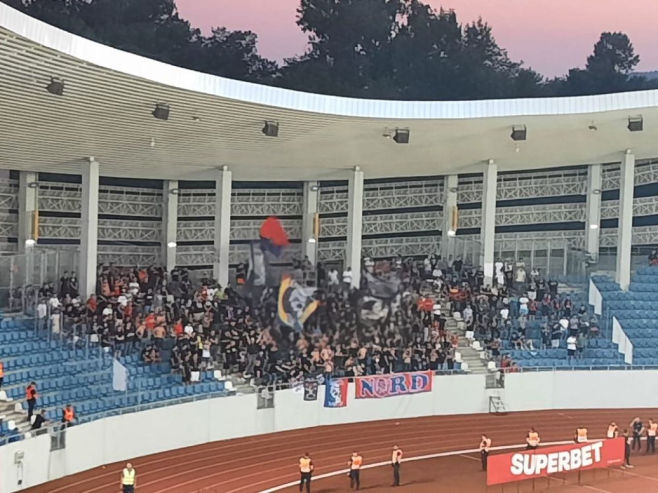 Cum arătau tribunele înainte de FCU Craiova - FCSB! Oltenii au anunțat ”sold-out” înainte de meci_4