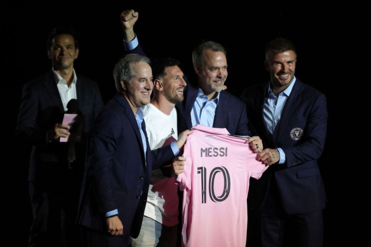 Spectacol total la prezentarea lui Messi și Busquets la Inter Miami! Momentul a fost amânat inițial de o furtună _8