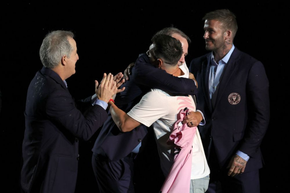 Spectacol total la prezentarea lui Messi și Busquets la Inter Miami! Momentul a fost amânat inițial de o furtună _9