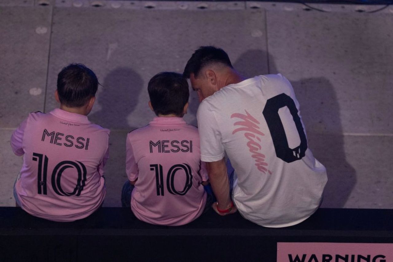 Spectacol total la prezentarea lui Messi și Busquets la Inter Miami! Momentul a fost amânat inițial de o furtună _11