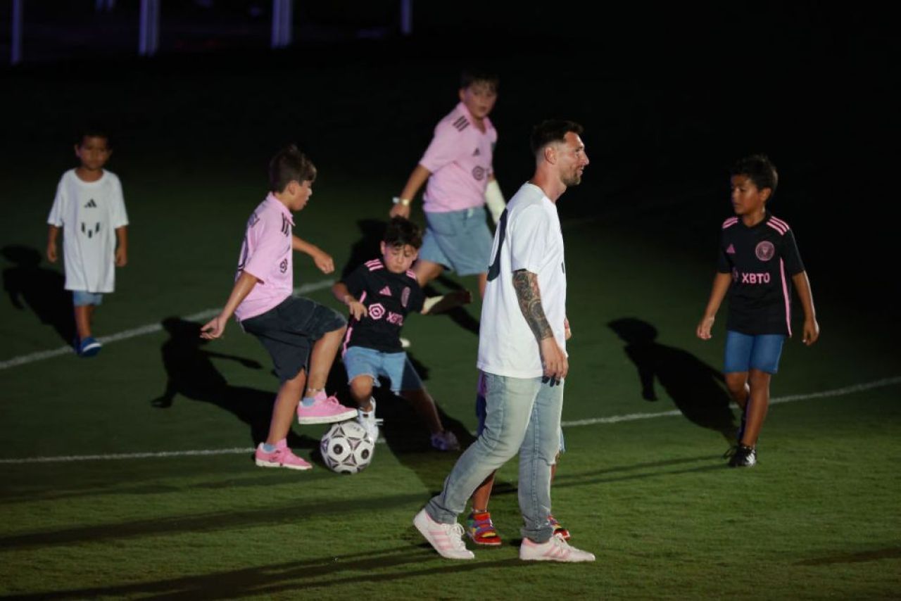 Spectacol total la prezentarea lui Messi și Busquets la Inter Miami! Momentul a fost amânat inițial de o furtună _13