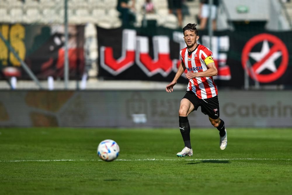 Omis de la convocări de 11 ani, dar apreciat &icirc;n străinătate! Fotbalistul cu 4 titluri &icirc;n Rom&acirc;nia, start perfect &icirc;n pregătiri