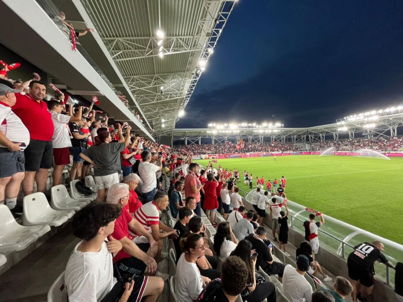 Atmosferă superbă realizată de fanii lui Dinamo pe