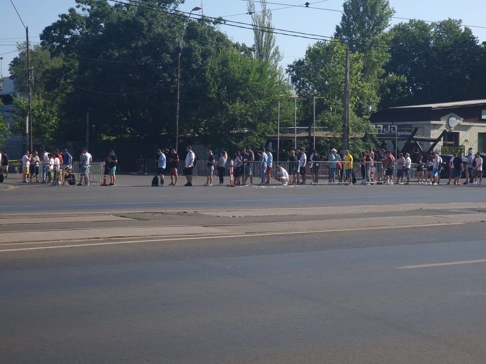 Nebunie la Arena Națională! Sute de oameni stau la cozi pentru a lua bilete la FCSB - Dinamo. Au venit MM Stoica și Mustață_2