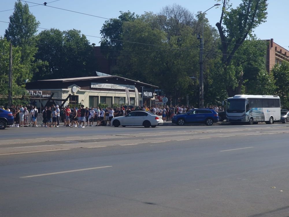 Nebunie la Arena Națională! Sute de oameni stau la cozi pentru a lua bilete la FCSB - Dinamo. Au venit MM Stoica și Mustață_4