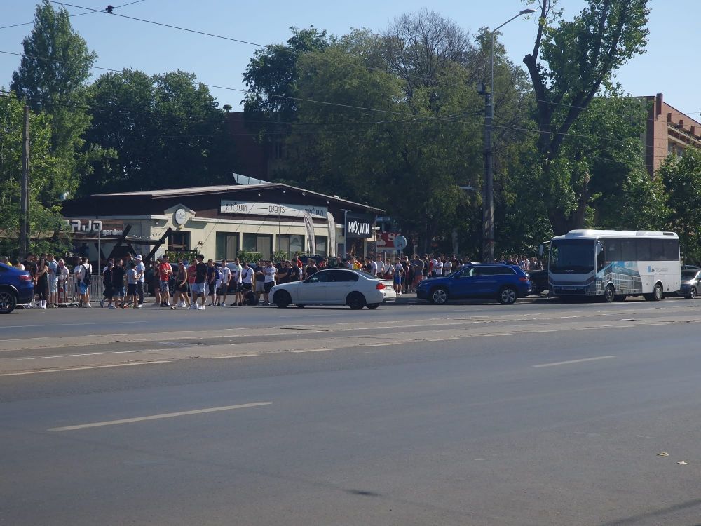 Nebunie la Arena Națională! Sute de oameni stau la cozi pentru a lua bilete la FCSB - Dinamo. Au venit MM Stoica și Mustață_4