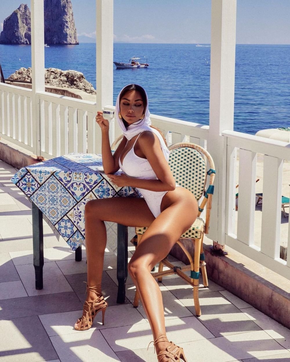 „Aveți grijă la scaune că se deșurubează!” Mihai Bobonete, comentariu viral la poza ultra-sexy a Mădălinei Ghenea: „Ați vindecat mulți bărbați de cataractă cu pozele!” _2