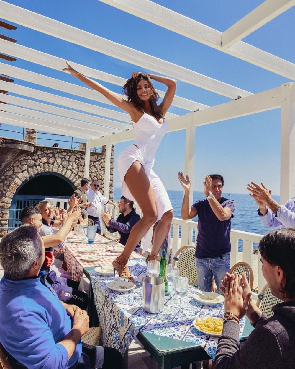 „Aveți grijă la scaune că se deșurubează!” Mihai Bobonete, comentariu viral la poza ultra-sexy a Mădălinei Ghenea: „Ați vindecat mulți bărbați de cataractă cu pozele!” _8