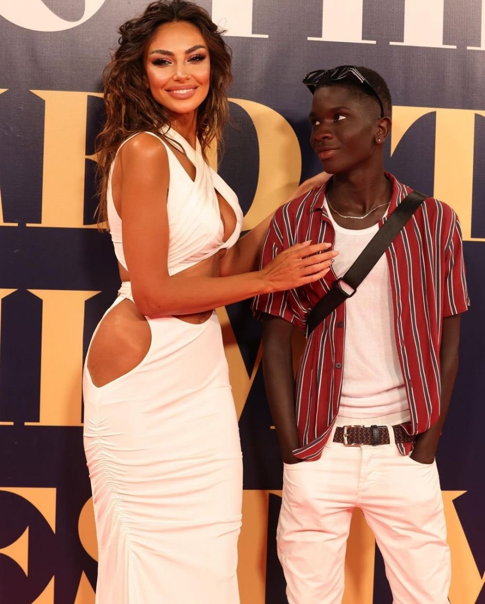 „Aveți grijă la scaune că se deșurubează!” Mihai Bobonete, comentariu viral la poza ultra-sexy a Mădălinei Ghenea: „Ați vindecat mulți bărbați de cataractă cu pozele!” _15