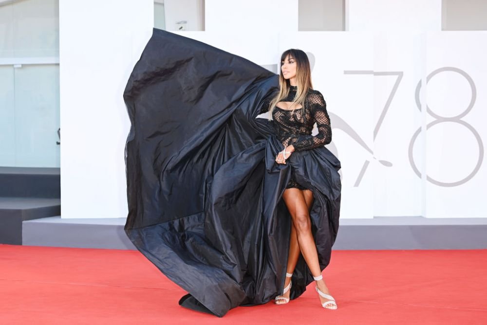 „Aveți grijă la scaune că se deșurubează!” Mihai Bobonete, comentariu viral la poza ultra-sexy a Mădălinei Ghenea: „Ați vindecat mulți bărbați de cataractă cu pozele!” _90