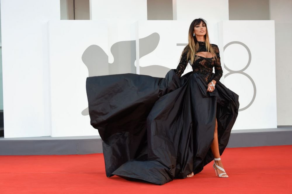 „Aveți grijă la scaune că se deșurubează!” Mihai Bobonete, comentariu viral la poza ultra-sexy a Mădălinei Ghenea: „Ați vindecat mulți bărbați de cataractă cu pozele!” _103