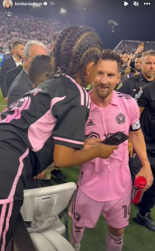 „E transpirație de fotbalist!” Moment viral cu cea mai cunoscută vedetă din SUA la meciul lui Messi! Cum a apărut la meci _24