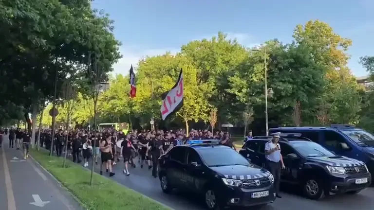 Fanii lui Dinamo &icirc;n drum spre stadion &icirc;nainte de derby-ul cu FCSB (22.07.2023)