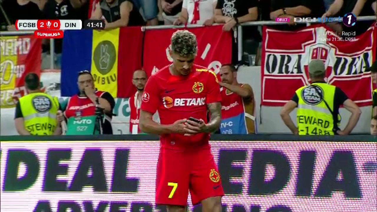 Un fan dinamovist și-a aruncat telefonul spre Florinel Coman! Fotbalistul a avut o reacție genială _1