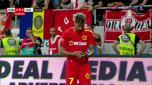 Un fan dinamovist și-a aruncat telefonul spre Florinel Coman! Fotbalistul a avut o reacție genială _2