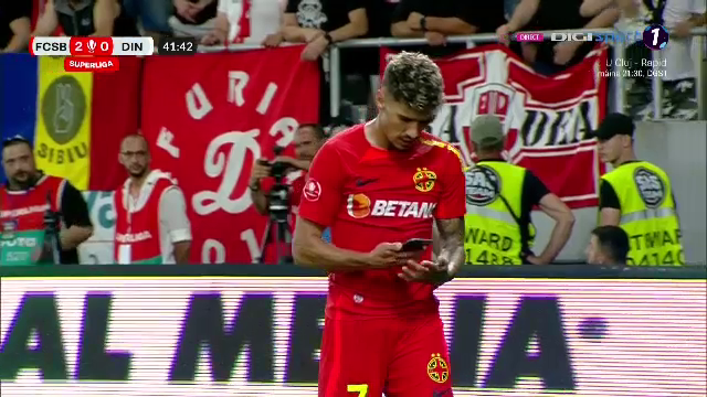 Un fan dinamovist și-a aruncat telefonul spre Florinel Coman! Fotbalistul a avut o reacție genială _4