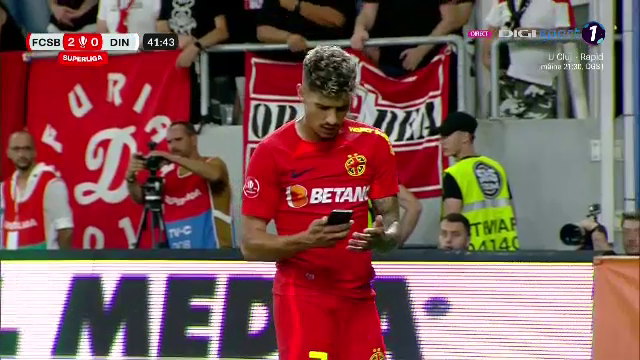 Un fan dinamovist și-a aruncat telefonul spre Florinel Coman! Fotbalistul a avut o reacție genială _5