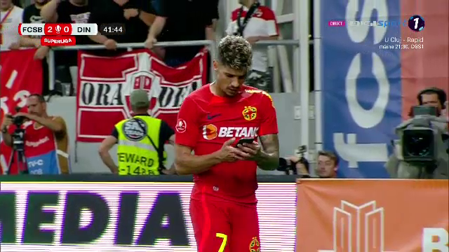 Un fan dinamovist și-a aruncat telefonul spre Florinel Coman! Fotbalistul a avut o reacție genială _6
