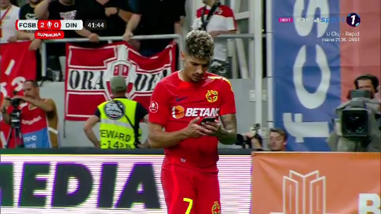 Un fan dinamovist și-a aruncat telefonul spre Florinel Coman! Fotbalistul a avut o reacție genială _6