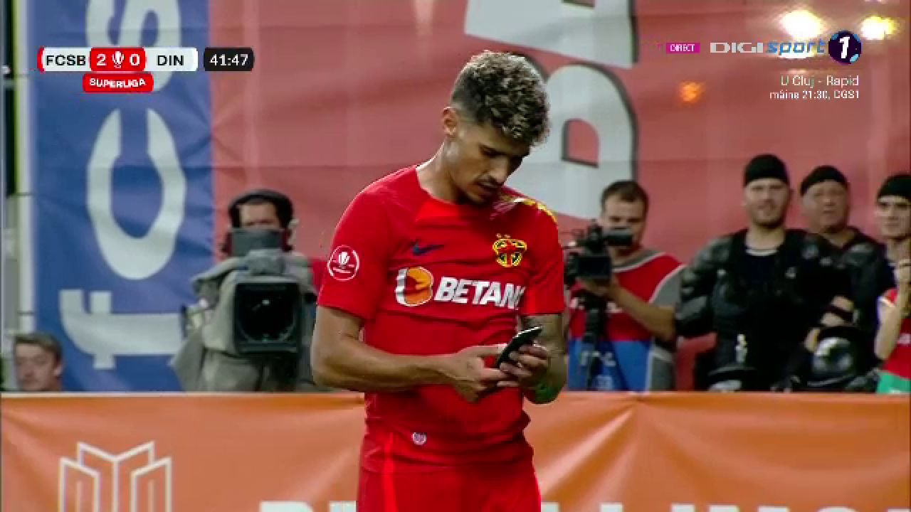 Un fan dinamovist și-a aruncat telefonul spre Florinel Coman! Fotbalistul a avut o reacție genială _9