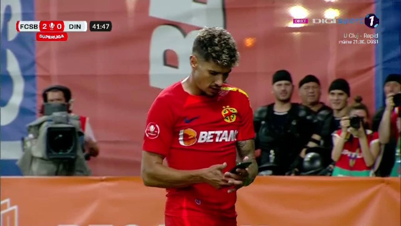 Un fan dinamovist și-a aruncat telefonul spre Florinel Coman! Fotbalistul a avut o reacție genială _10