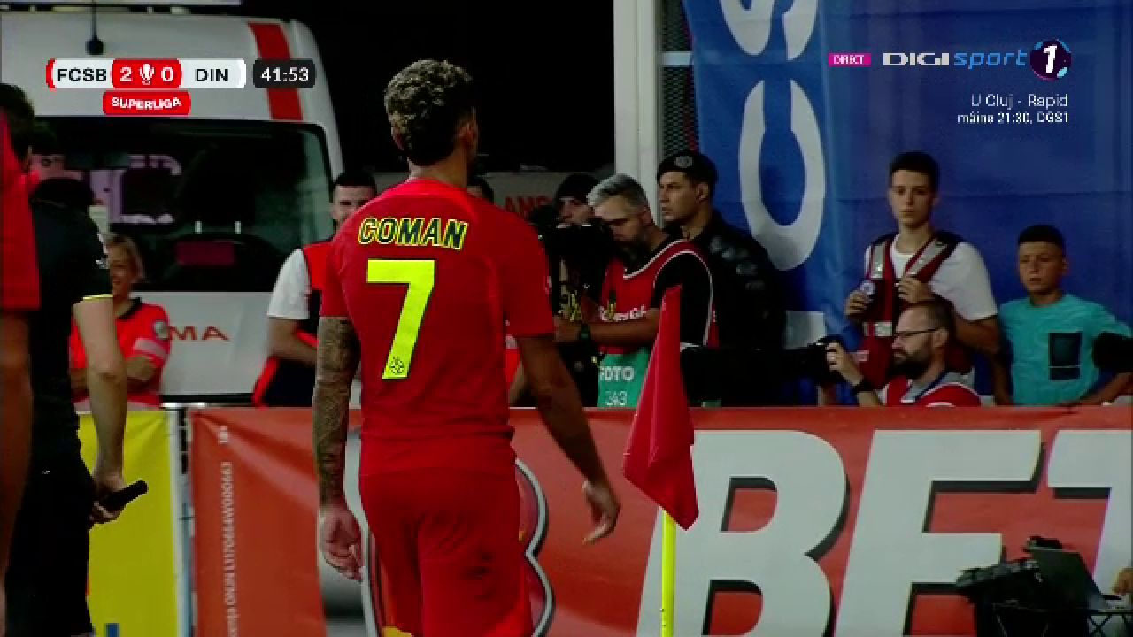 Un fan dinamovist și-a aruncat telefonul spre Florinel Coman! Fotbalistul a avut o reacție genială _16