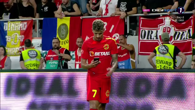 Un fan dinamovist și-a aruncat telefonul spre Florinel Coman! Fotbalistul a avut o reacție genială _17