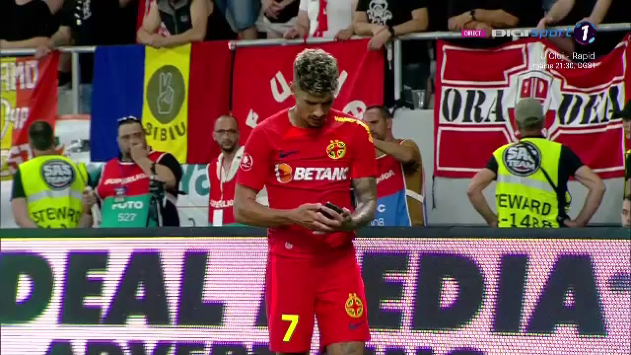 Un fan dinamovist și-a aruncat telefonul spre Florinel Coman! Fotbalistul a avut o reacție genială _18