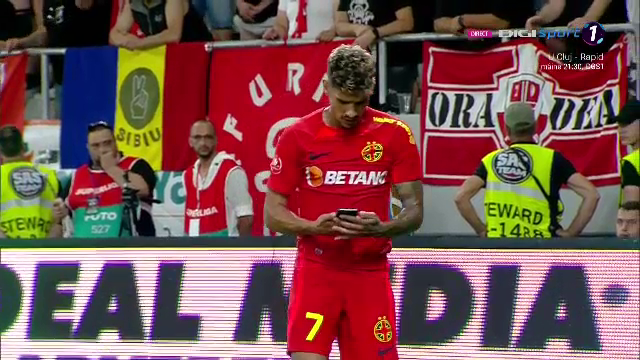 Un fan dinamovist și-a aruncat telefonul spre Florinel Coman! Fotbalistul a avut o reacție genială _19