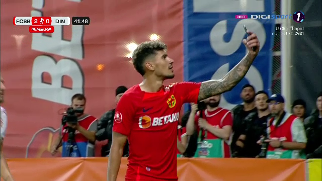 Un fan dinamovist și-a aruncat telefonul spre Florinel Coman! Fotbalistul a avut o reacție genială _23