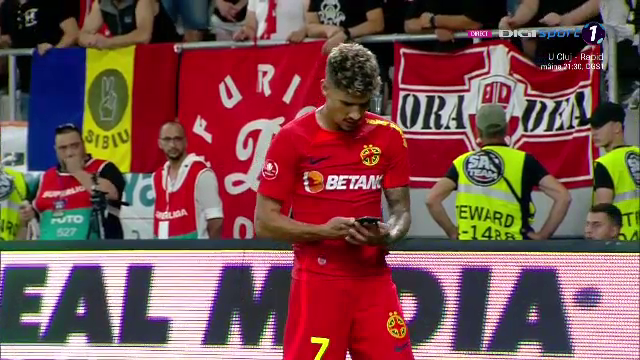 Un fan dinamovist și-a aruncat telefonul spre Florinel Coman! Fotbalistul a avut o reacție genială _31