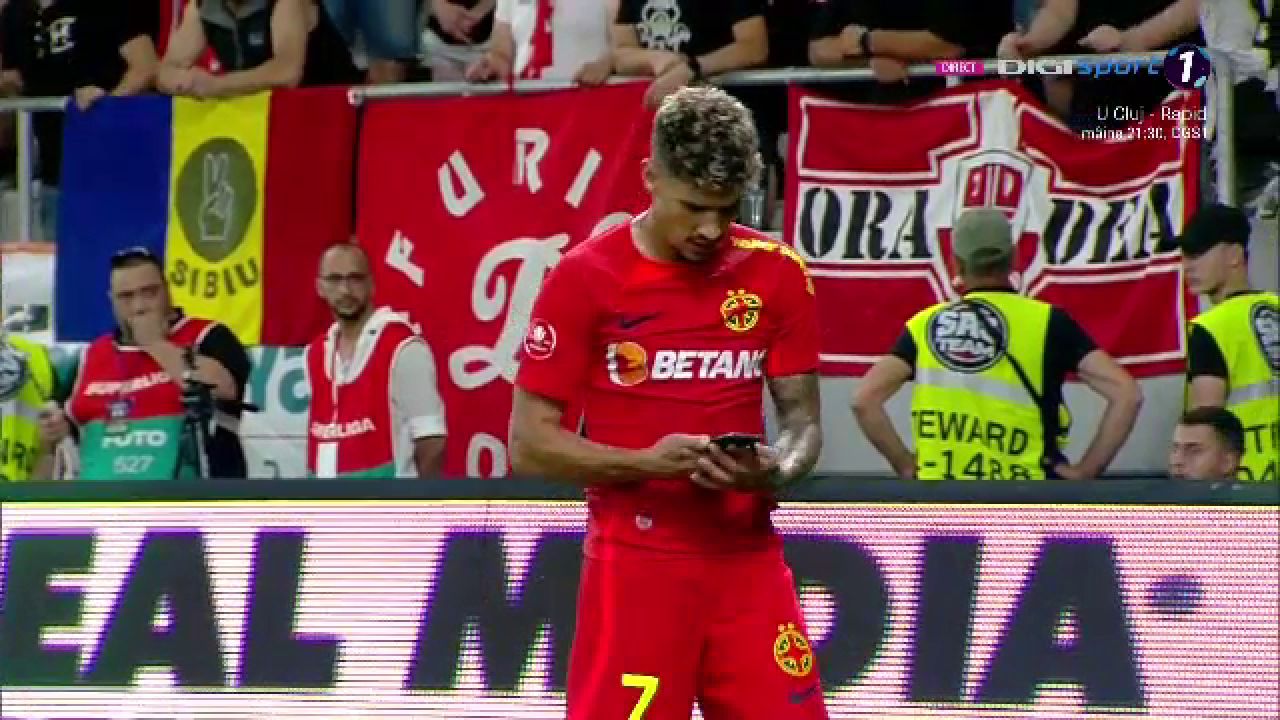 Un fan dinamovist și-a aruncat telefonul spre Florinel Coman! Fotbalistul a avut o reacție genială _31
