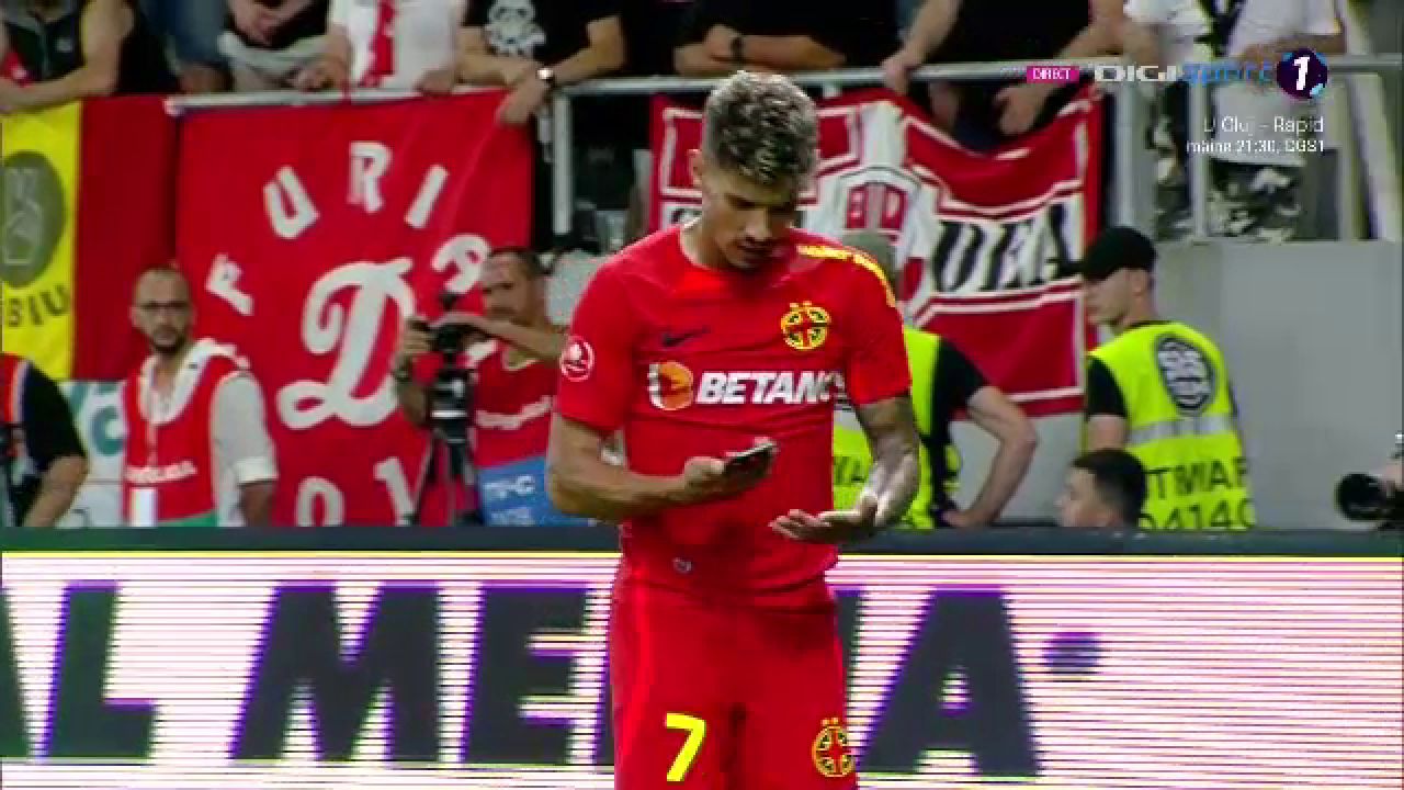 Un fan dinamovist și-a aruncat telefonul spre Florinel Coman! Fotbalistul a avut o reacție genială _32