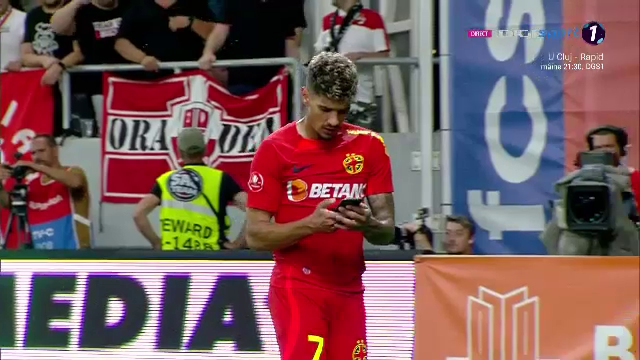 Un fan dinamovist și-a aruncat telefonul spre Florinel Coman! Fotbalistul a avut o reacție genială _33