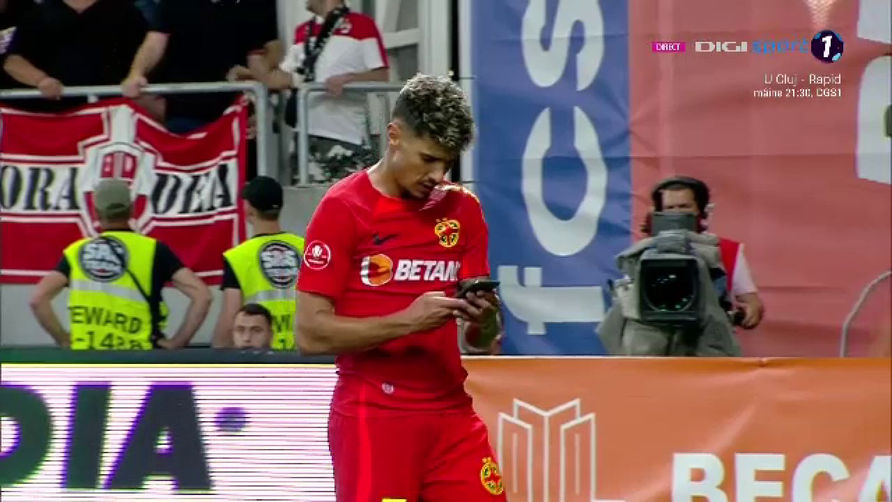 Un fan dinamovist și-a aruncat telefonul spre Florinel Coman! Fotbalistul a avut o reacție genială _34