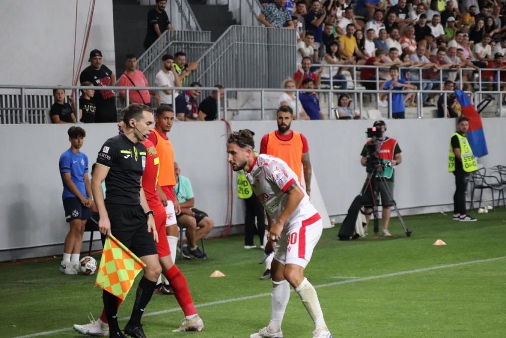 Un fan dinamovist și-a aruncat telefonul spre Florinel Coman! Fotbalistul a avut o reacție genială _42