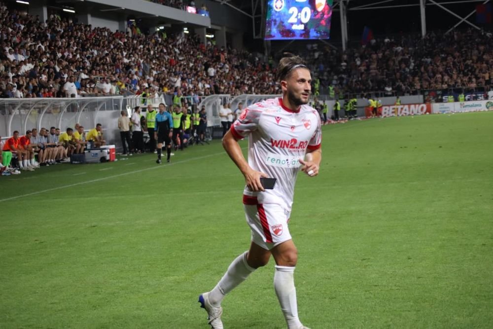 Un fan dinamovist și-a aruncat telefonul spre Florinel Coman! Fotbalistul a avut o reacție genială _43