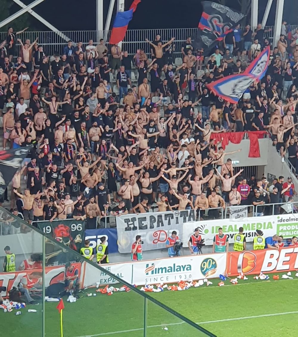 Bannerele fanilor FCSB la meciul cu Dinamo. Ironii &icirc;n lanț spre c&acirc;ini