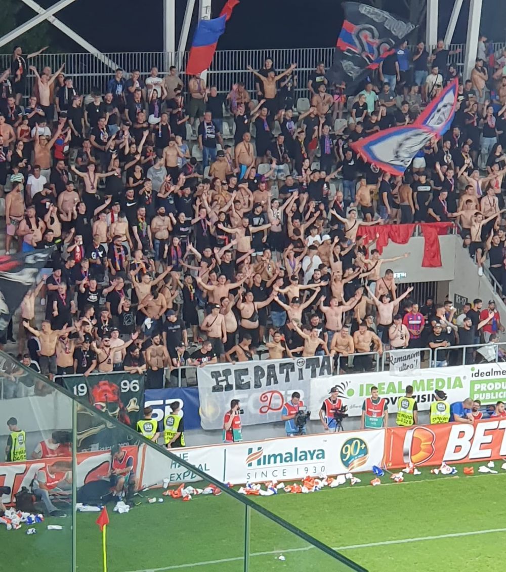 Bannerele fanilor FCSB la meciul cu Dinamo. Ironii în lanț spre