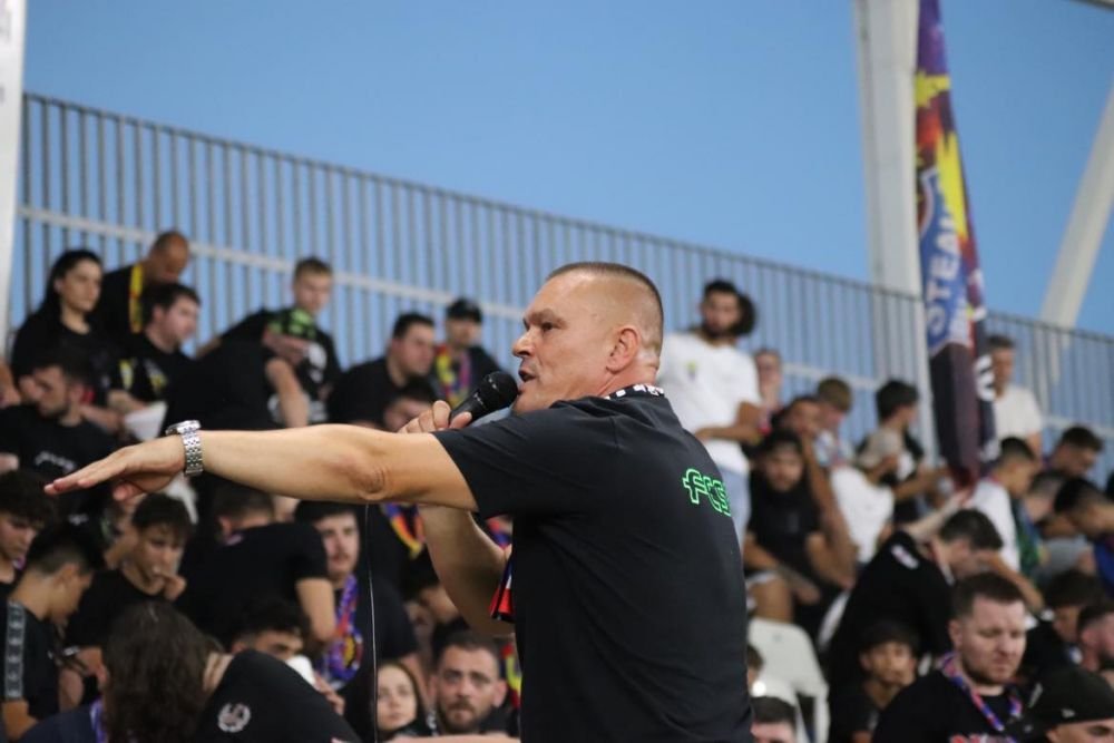 Bannerele fanilor FCSB la meciul cu Dinamo. Ironii în lanț spre 