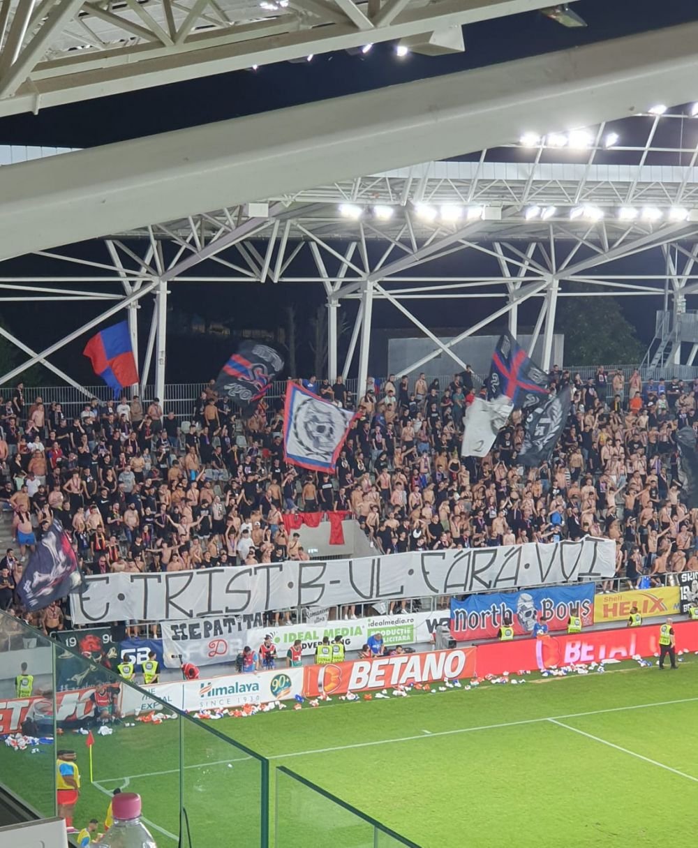 Bannerele fanilor FCSB la meciul cu Dinamo. Ironii în lanț spre 