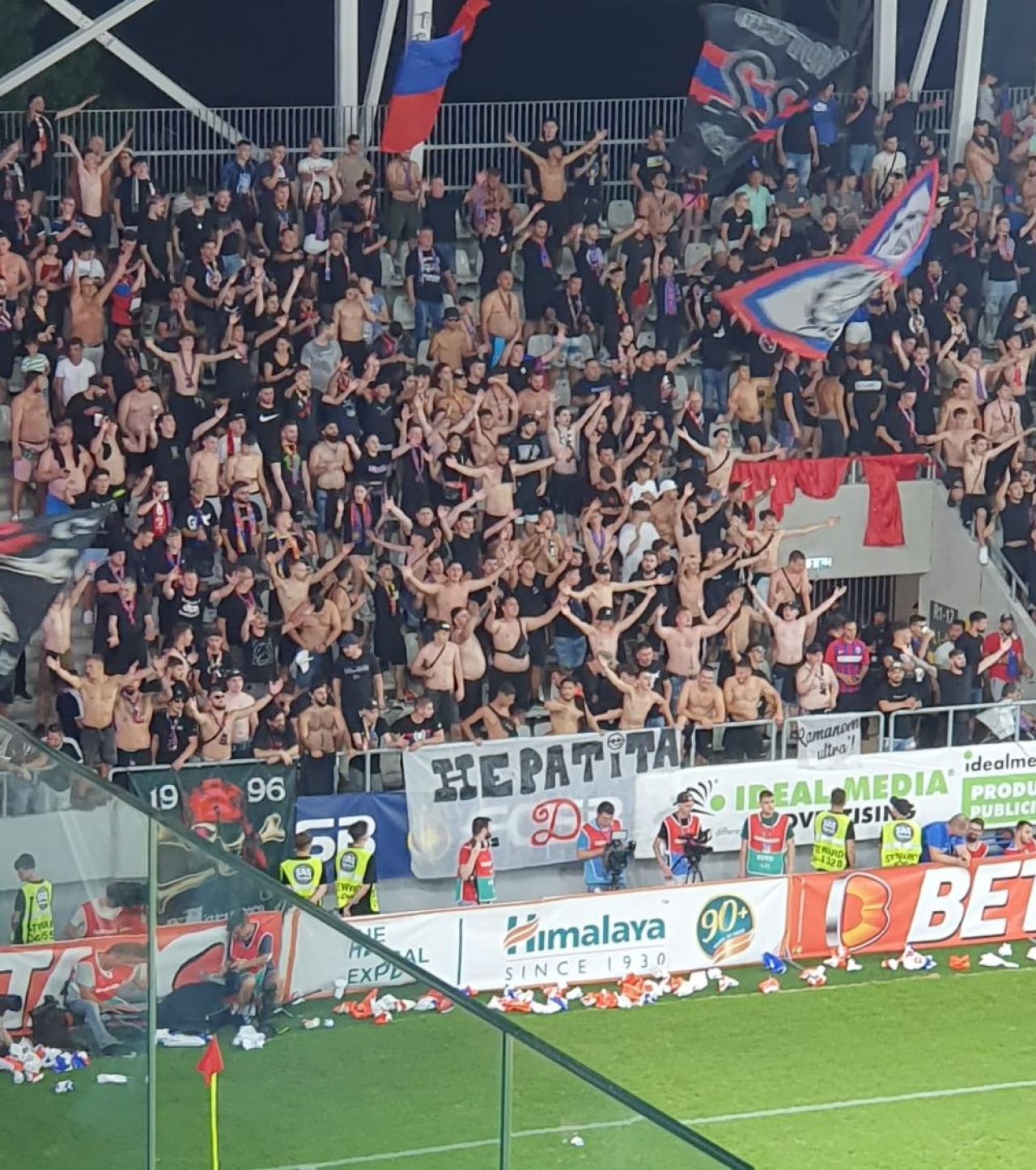 Bannerele fanilor FCSB la meciul cu Dinamo. Ironii în lanț spre