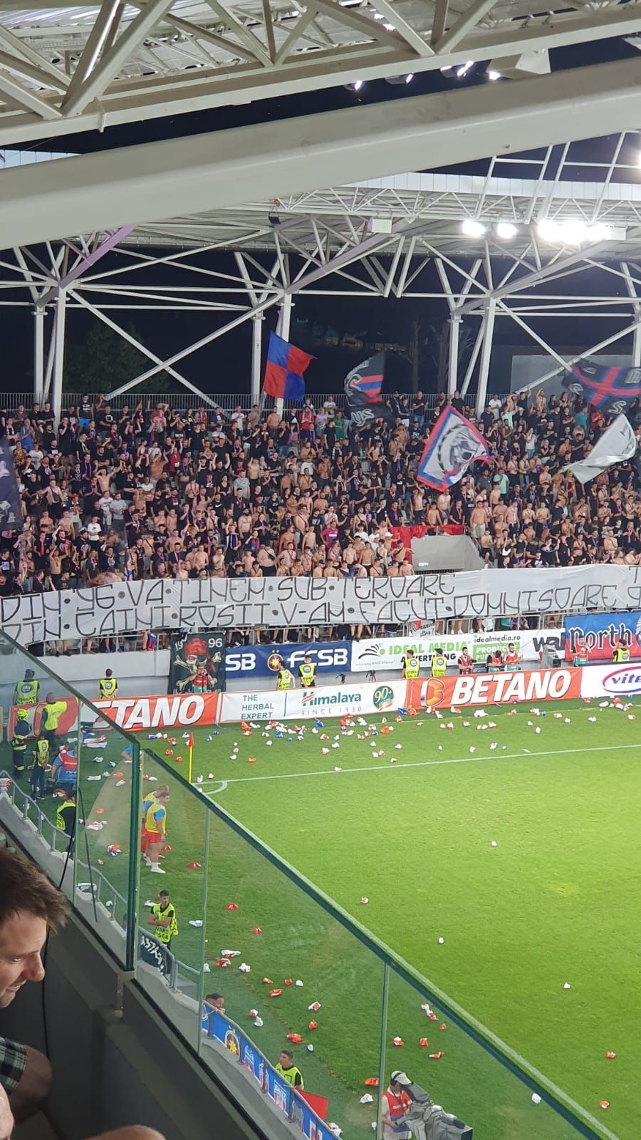 Bannerele fanilor FCSB la meciul cu Dinamo. Ironii în lanț spre
