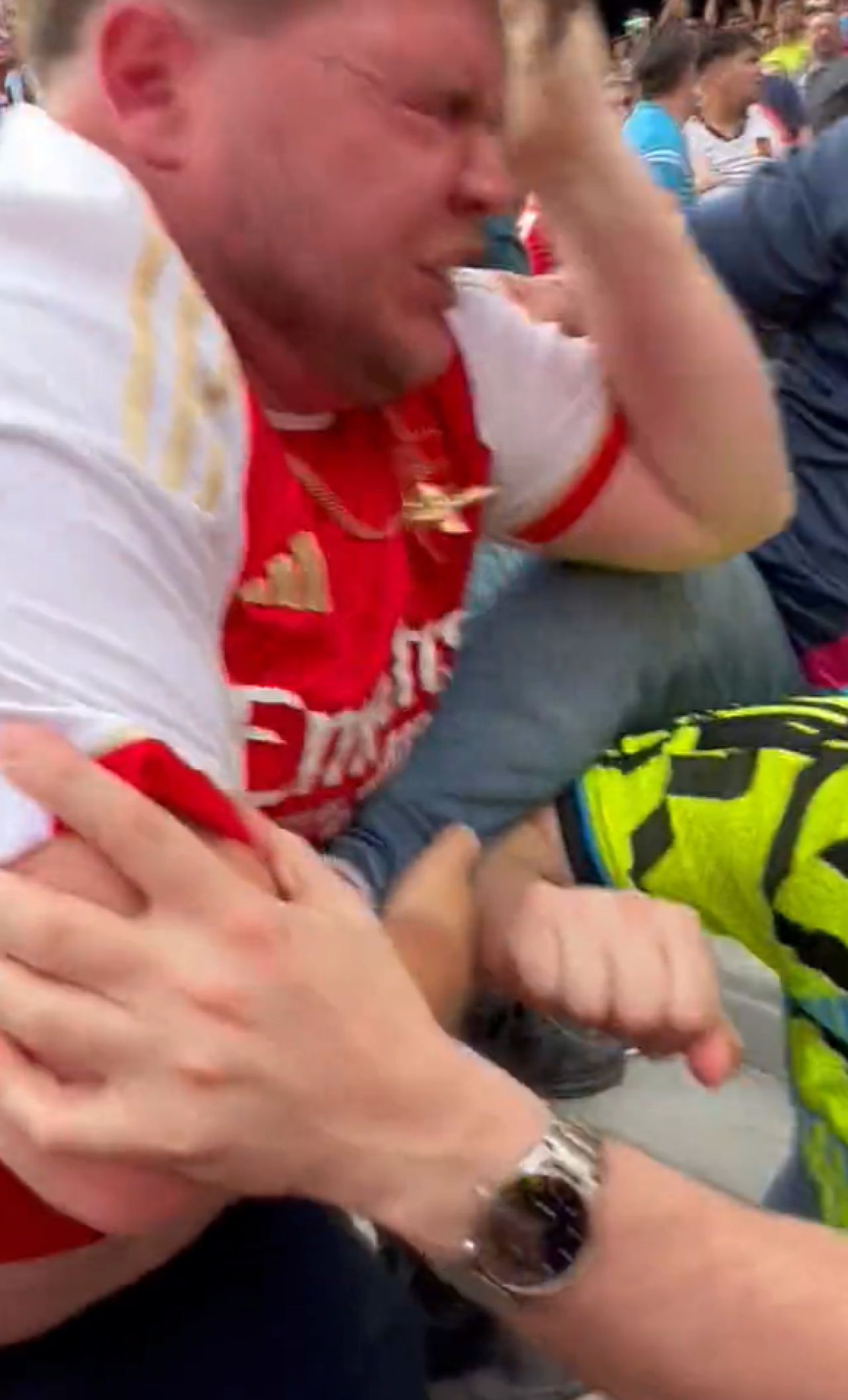 S-a lăsat cu sânge! Fanii lui Arsenal s-au luat la bătaie în tribune în timpul amicalului cu Manchester United _1