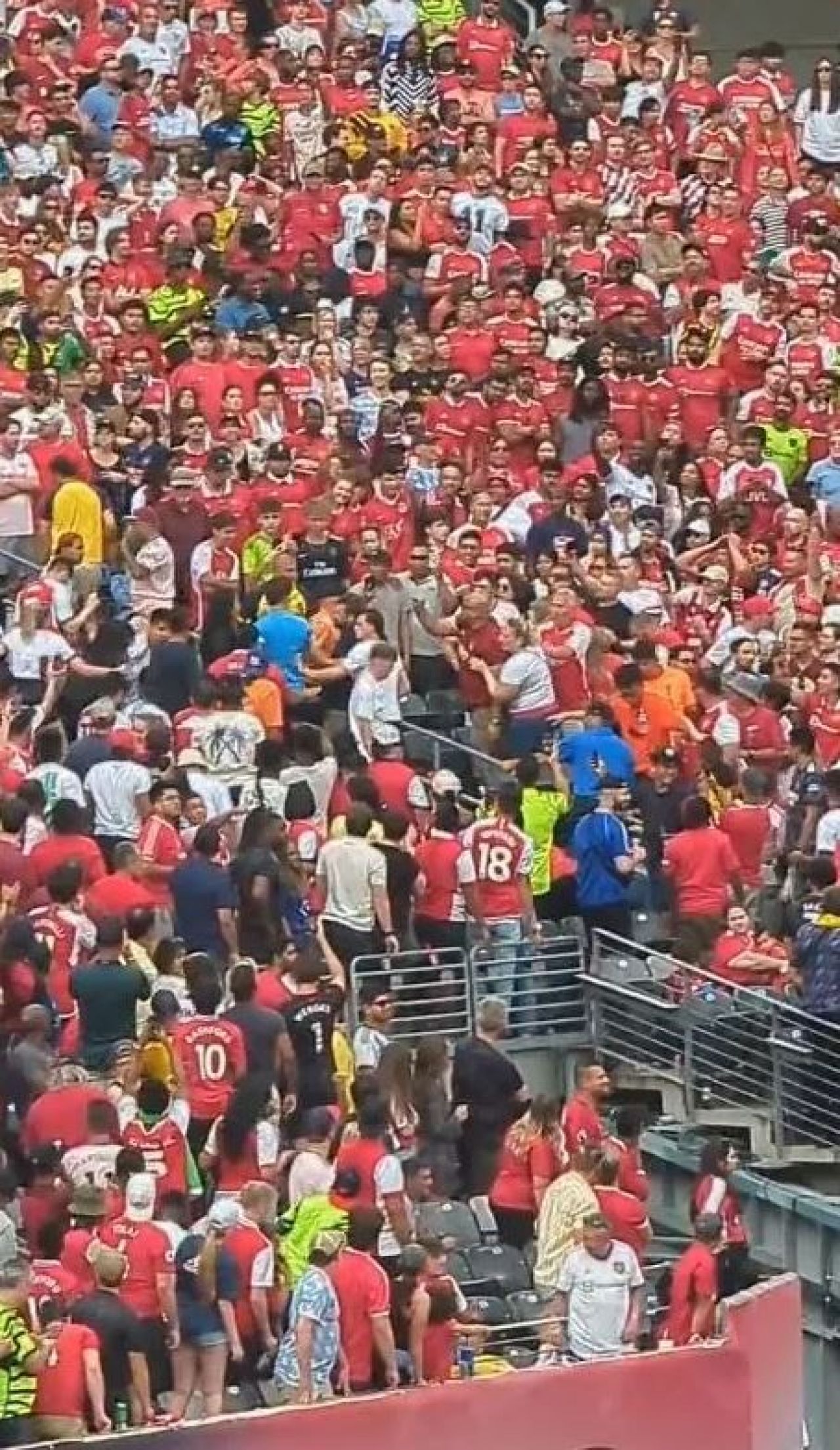 S-a lăsat cu sânge! Fanii lui Arsenal s-au luat la bătaie în tribune în timpul amicalului cu Manchester United _3