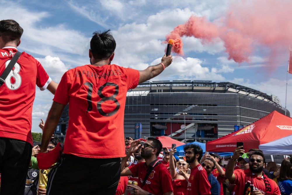 S-a lăsat cu sânge! Fanii lui Arsenal s-au luat la bătaie în tribune în timpul amicalului cu Manchester United _4