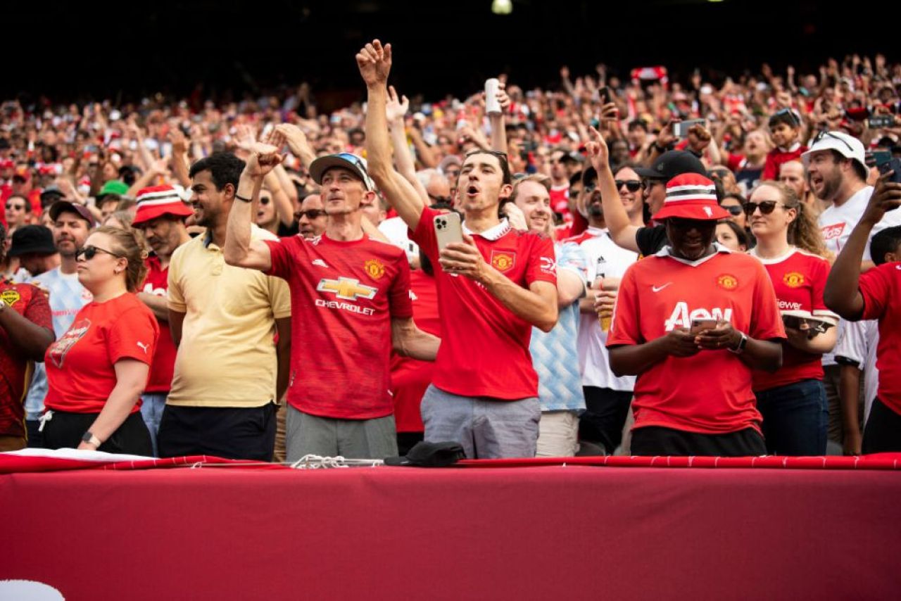 S-a lăsat cu sânge! Fanii lui Arsenal s-au luat la bătaie în tribune în timpul amicalului cu Manchester United _7