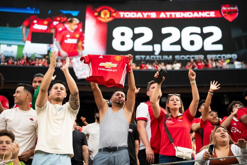 S-a lăsat cu sânge! Fanii lui Arsenal s-au luat la bătaie în tribune în timpul amicalului cu Manchester United _9