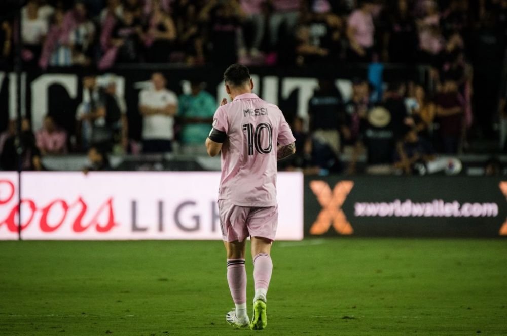 Cum a reușit Lionel Messi să împace doi jucători de la adversari care s-au 'luptat' pentru tricoul său. Imaginea virală_2
