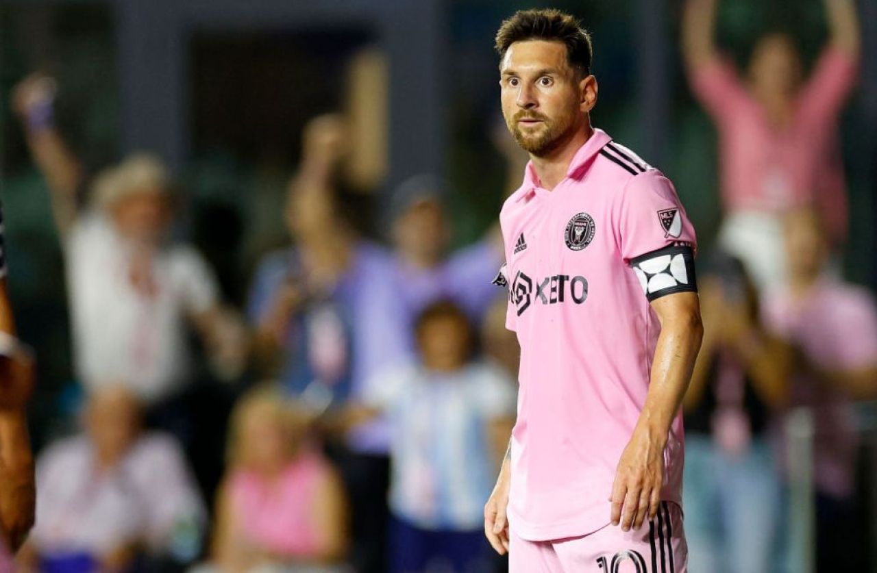 Cum a reușit Lionel Messi să împace doi jucători de la adversari care s-au 'luptat' pentru tricoul său. Imaginea virală_5